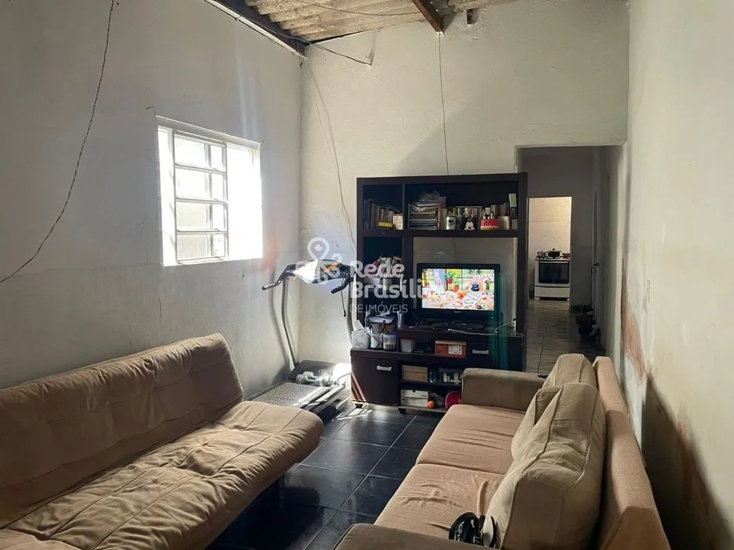 QR 314 - Casa para reformar - 3 quartos sendo 1 suíte - sala com dois ambientes ...