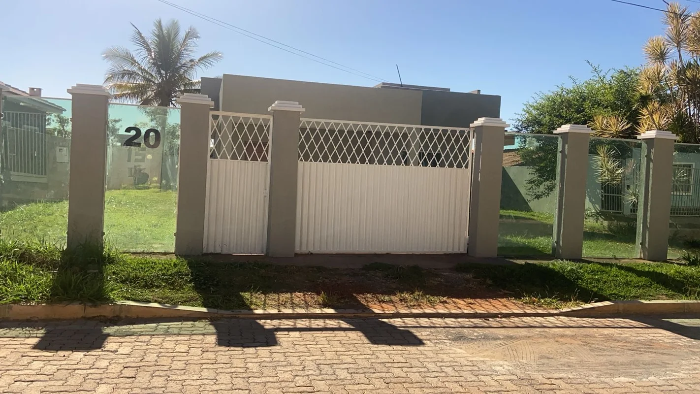 A GCASTRO IMÓVEIS ALUGA !!!Casa contendo .3 quartos sendo todos suítes Sala Cozi...