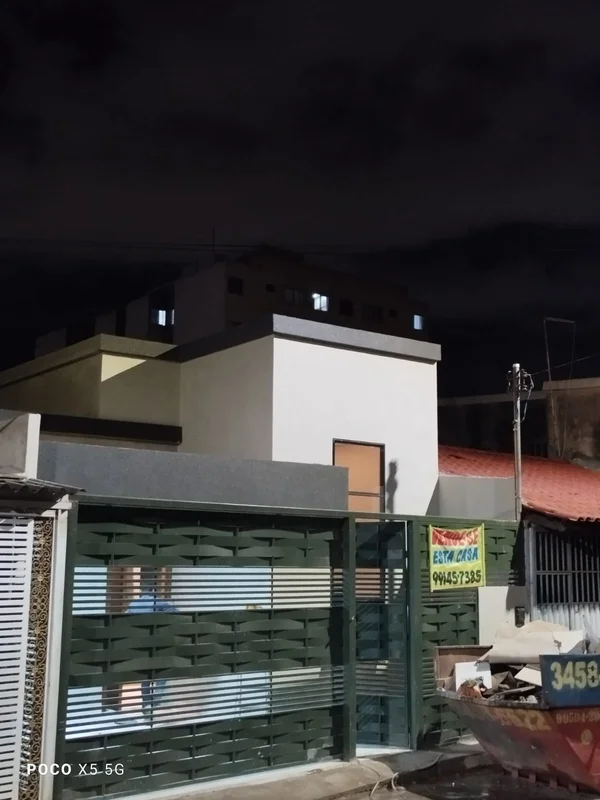 VENDE-SE UMA CASA NA QR 404 SAMAMBAIA NORTECasa composta de 03 quartos sendo um ...