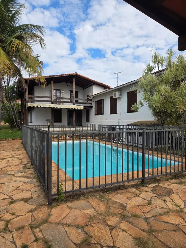 Alugo / Reformada recentementeCasa com 5 quartos, sendo 2 suítes, sala de estar,...