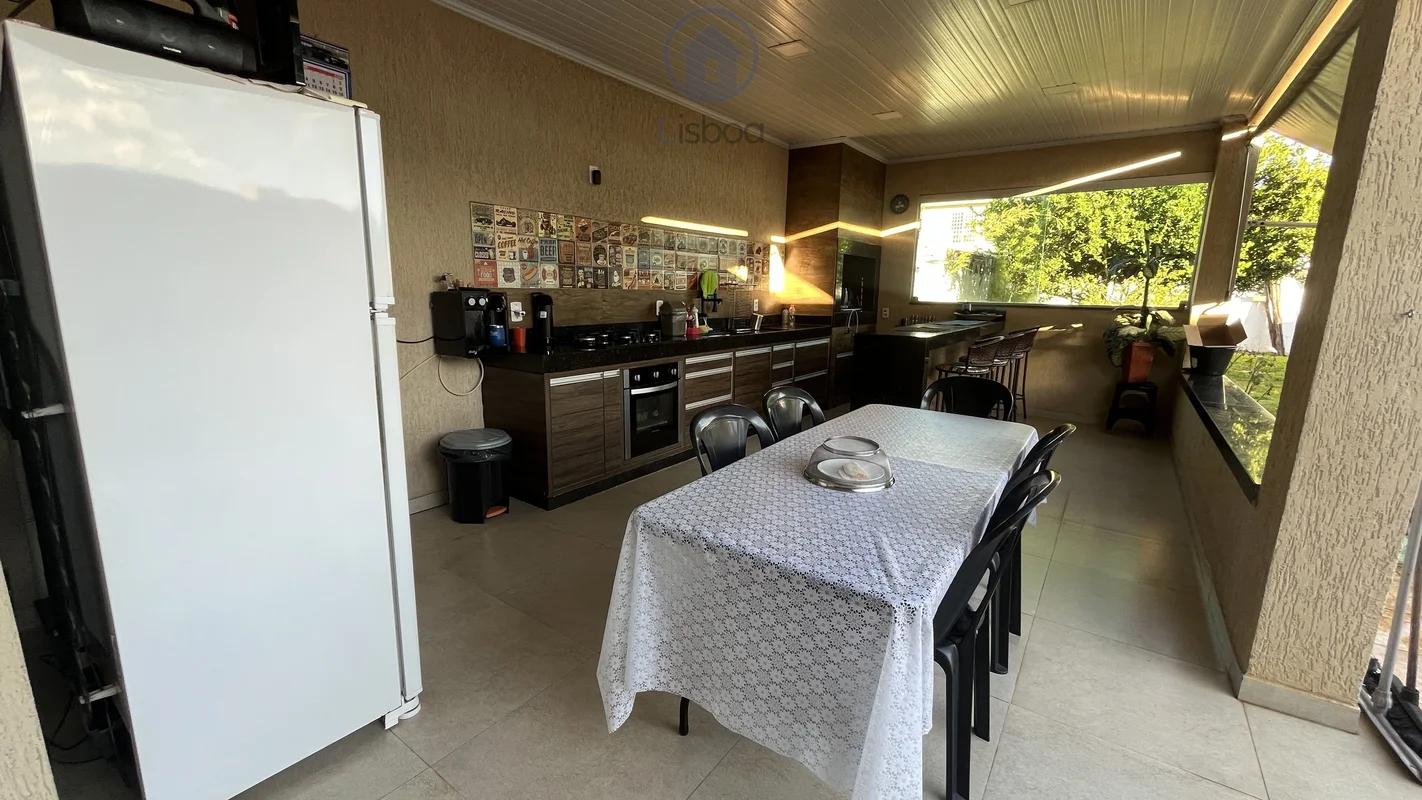 Seu novo lar te espera no Condomínio Parque Colorado! Uma casa ampla, aconchegan...