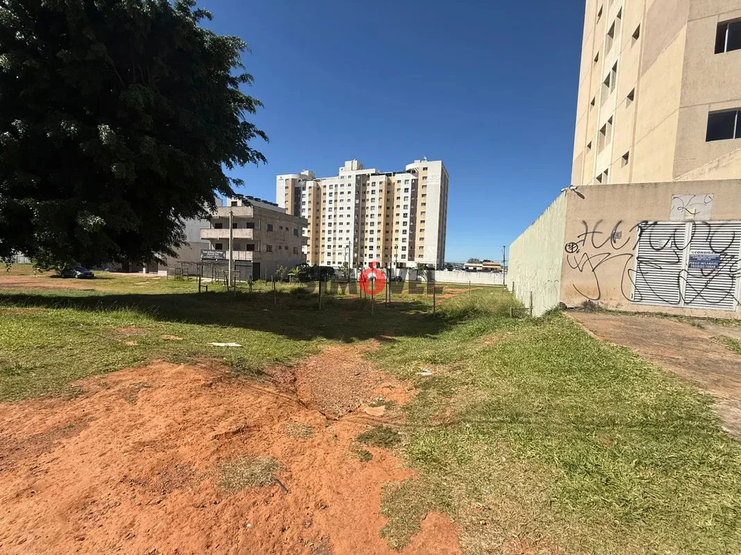 300m², lote de frente para o Fórum, QN 502 - R$: 1.050.000O terreno fica próximo...