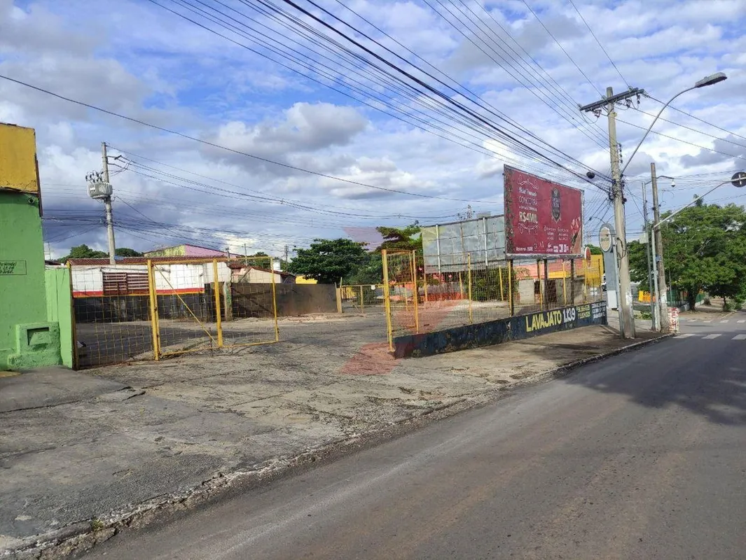 2 lotes remembrados, cercados com alambrados, contendo uma sala comercial com vá...