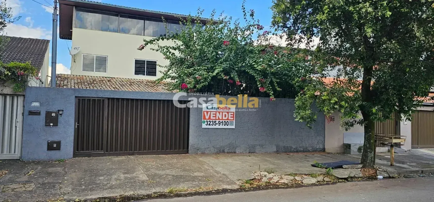 Amplo sobrado com 342m² de área construída, distribuído em 04 pavimentos, locali...