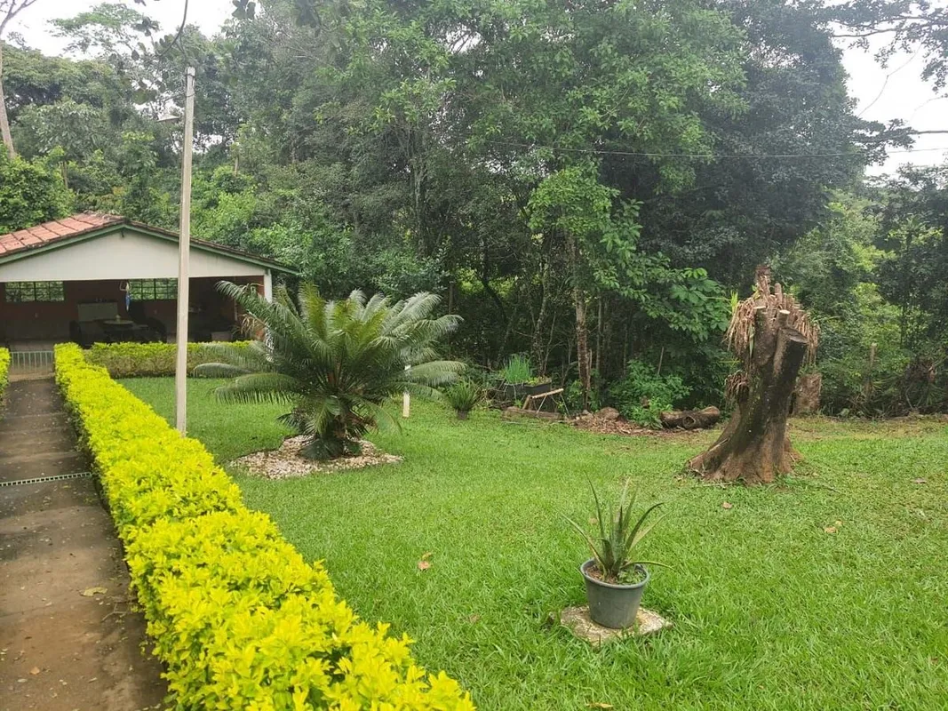 Chácara em Bela Vista de Goiás Área total com 5.700 mtsCom duas casas, sendo a p...