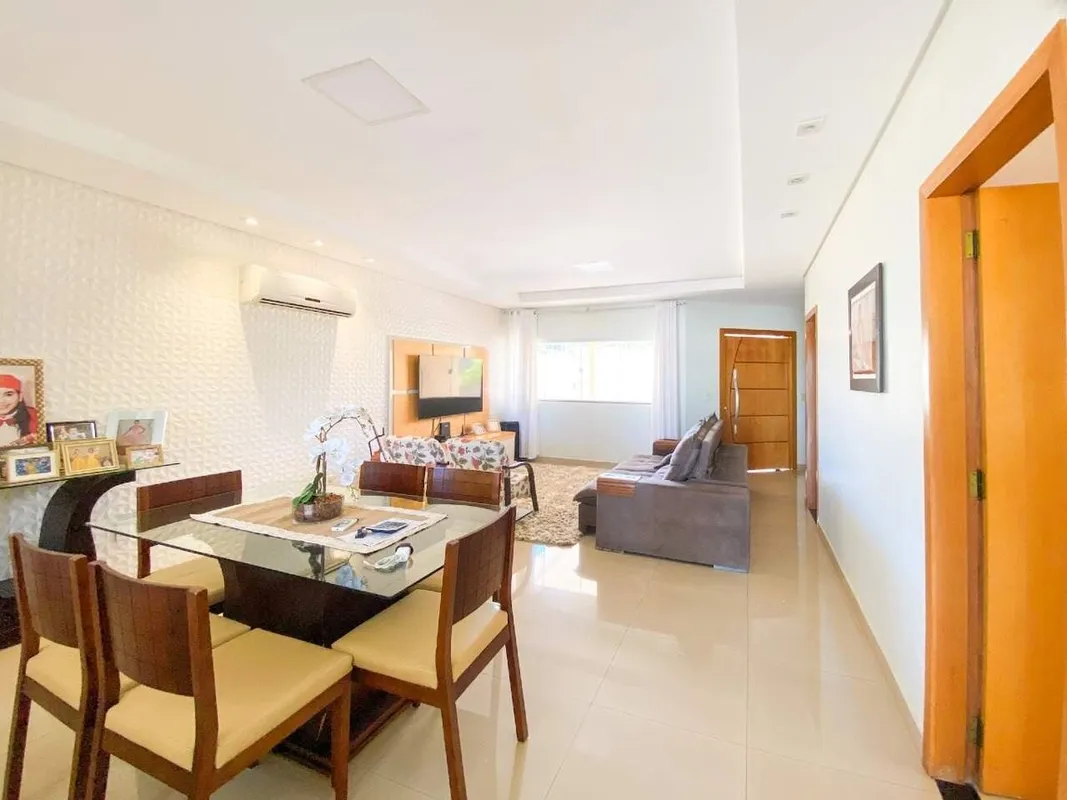 Casa Residencial - Jardim América Casa de 494 m² 3 quartos 3 suítes, no lote soz...