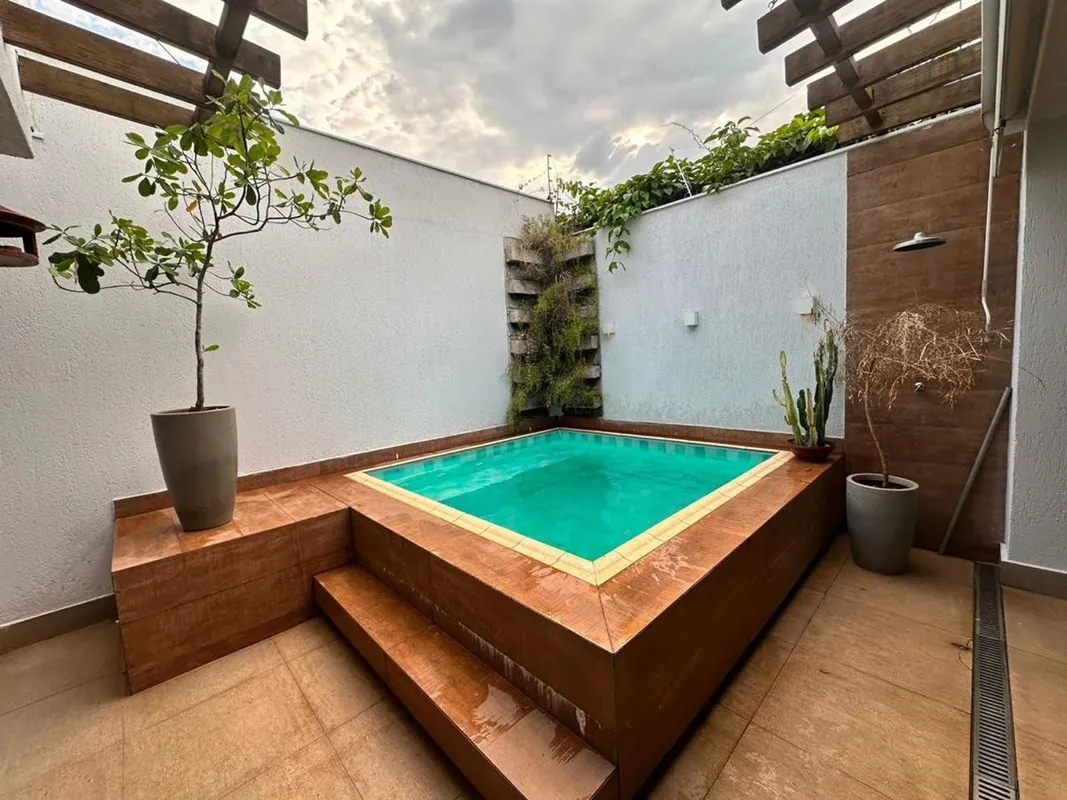 SÃ£o 170mÂ² de Ã¡rea construÃ­da em um lote de 280mÂ².No pavimento superior, 03 ...