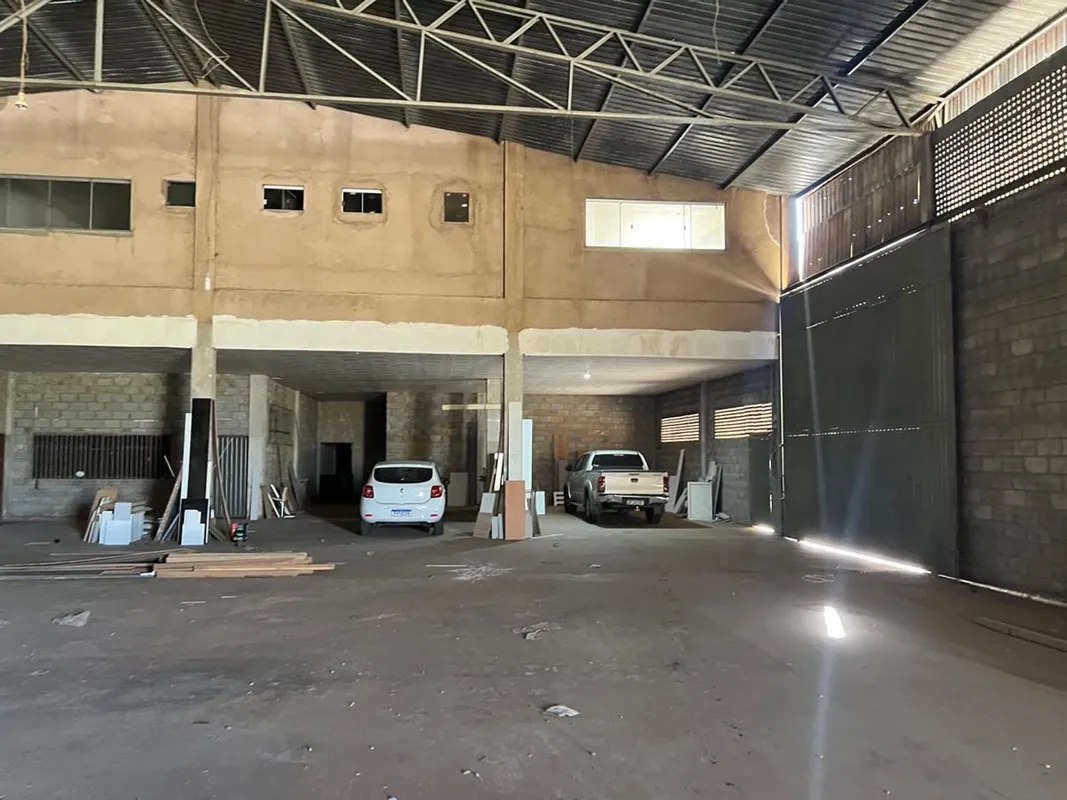 Galpão comercial com mezanino, projetado para atender com eficiência operações a...