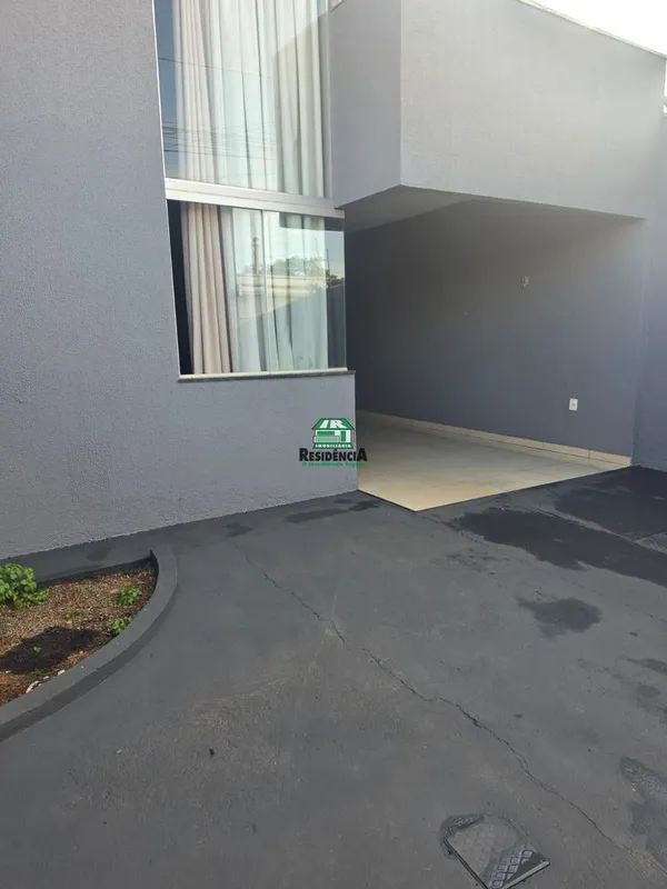 Casa contendo: 150 m² de terreno104 de construção. Cozinha com armários Sala com...