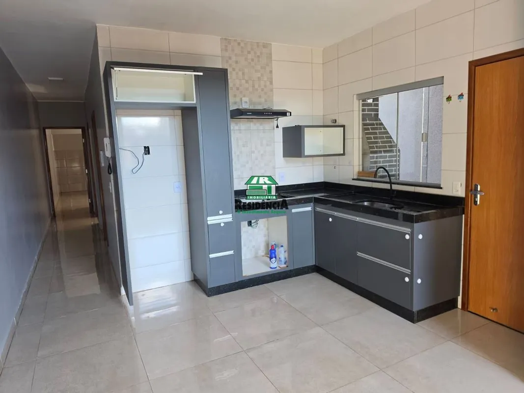Casa contendo: 150 m² de terreno104 de construção. Cozinha com armários Sala com...