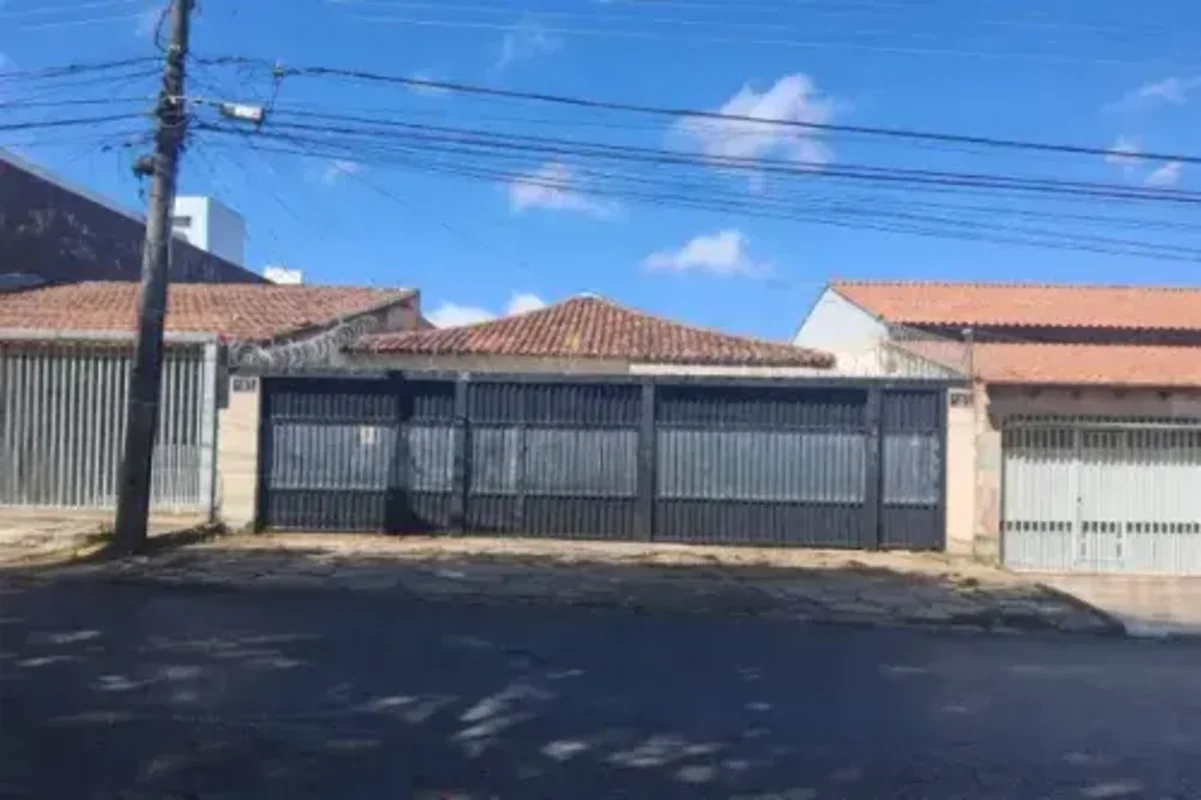 JDM IMOBILIÁRIA VENDE :Excelente casa, localizada em uma das melhores quadras de...