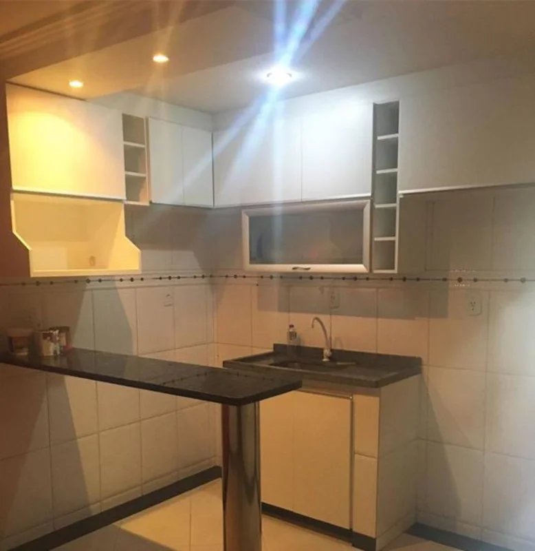 APARTAMENTO DE 01 QUARTO 35 M2 Cozinha americana com armários conjugada com a sa...