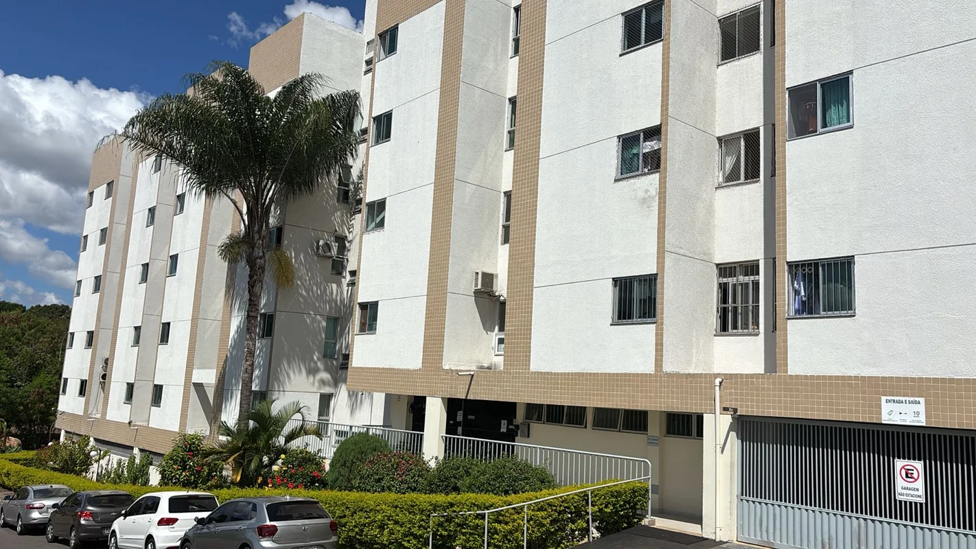 VENDE-SE, APARTAMENTO COM 2 QUARTOS COM VARANDA, SALA AMPLA, COZINHA COM ARMARIO...