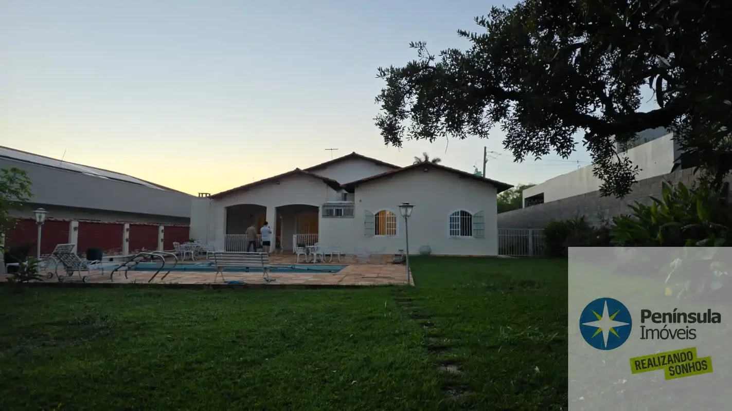 Oportunidade! Qi 08 térrea com 350m2. Casa com 350m2, 4 quartos, sendo 1 suíte, ...