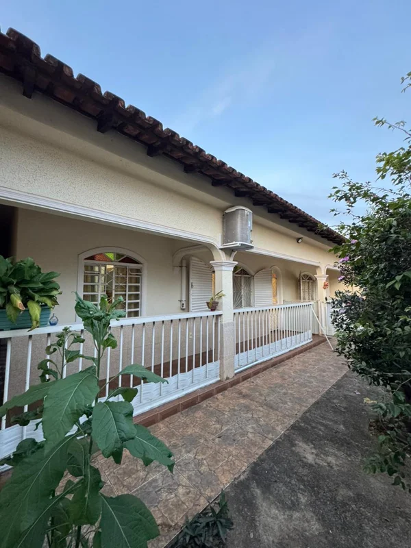 Linda casa à venda no Setor Sul do Gama, em localização privilegiada, próxima a ...