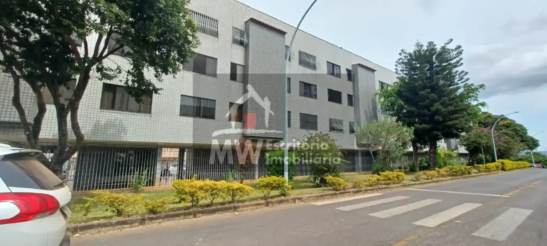 MW IMOBILIÁRIA VENDE — EXCELENTE APARTAMENTO VAZADO NA QUADRA 4 DE SOBRADINHO 1....
