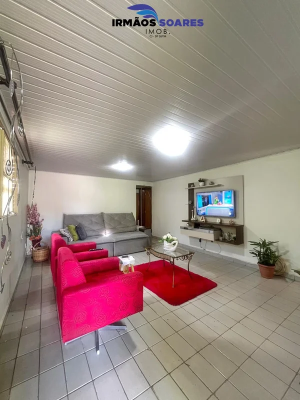 Casa térrea, distribuída em sala de esta com dois ambientes, sala de jantar com ...