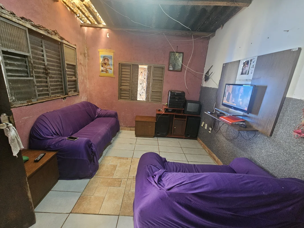 CASA A VENDA 2 QUARTOS PRÓXIMO AO SHOPPING.Casa 2 quartos com excelente localiza...