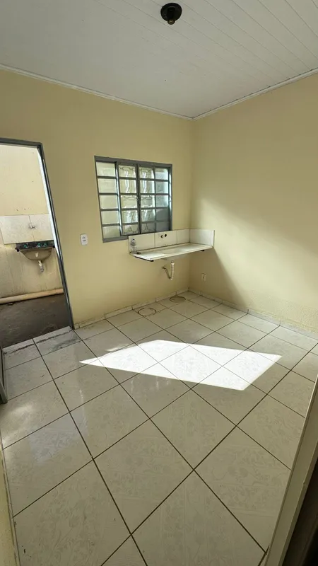 KITNET COM UM QUARTO SUÍTE, SALA/COZINHA, ÁREA DE SERVIÇO E VAGA DE GARAGEM SOME...