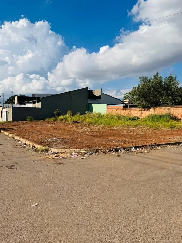 Um lote de terras para construção urbana com 475,50 m². esquina, 10 metros para ...