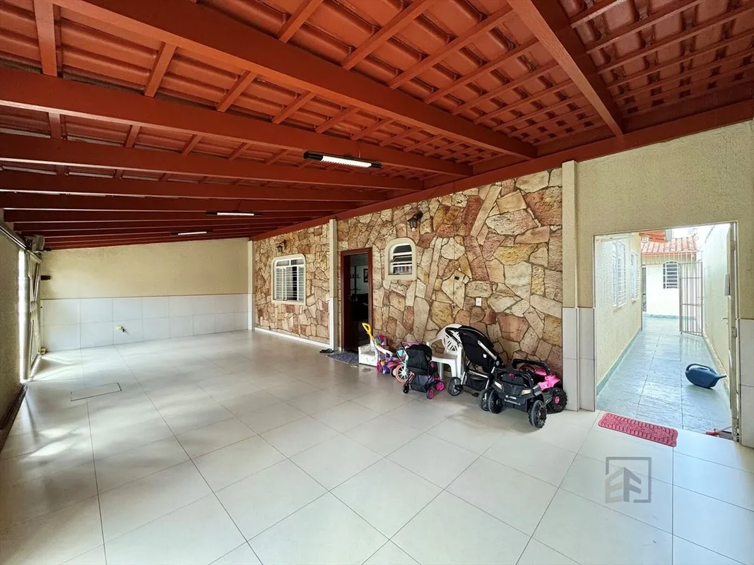 Casa com 3 quartos sendo uma suíteBairro Conjunto Fabiana Ampla sala de estar, s...