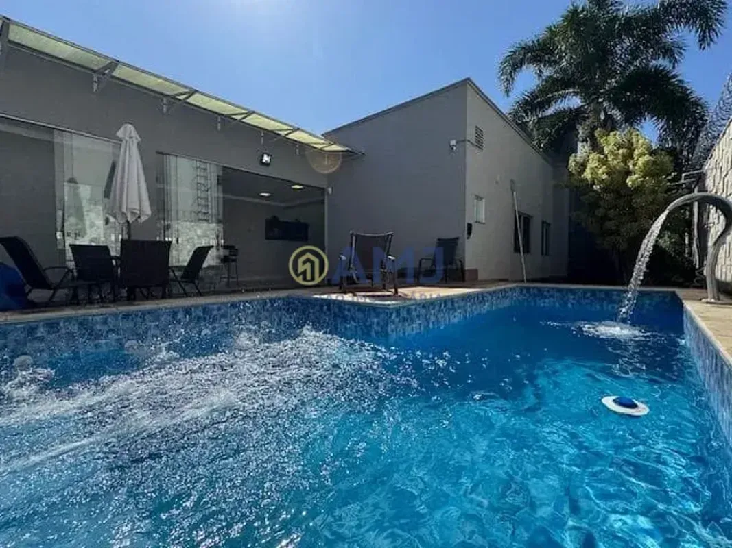 Casa Mobiliada à Venda no Setor Faiçalville Sozinha no Lote Piscina Aquecida Seg...