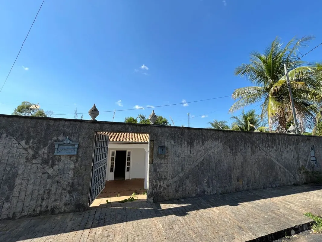 Casa aconchegante, com ambientes amplos e excelente área externa, ideal para que...