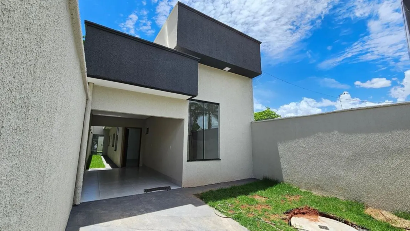 Apresentamos uma excelente casa com projeto moderno e acabamento de qualidade, l...