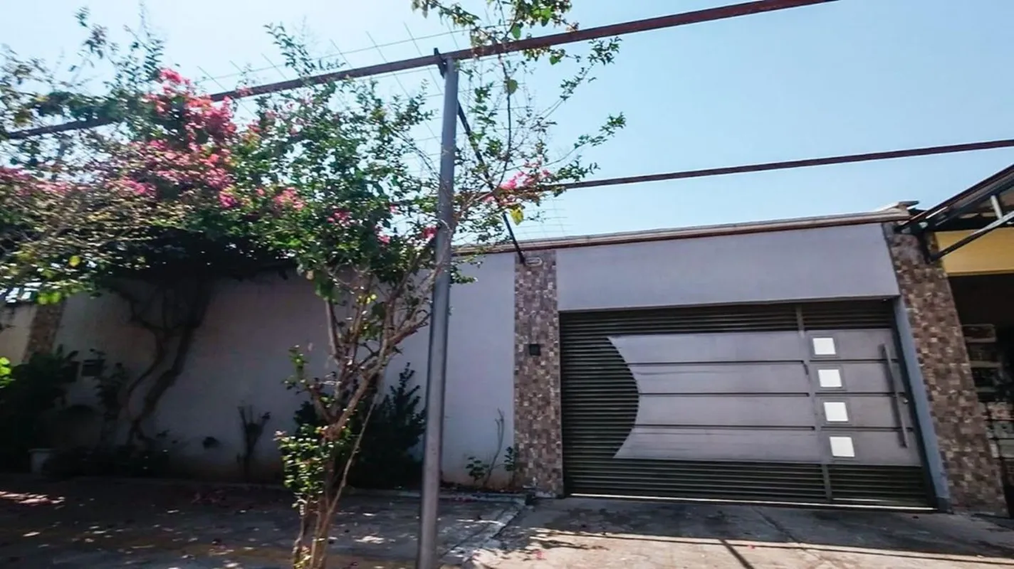 I240 MT de área construída•300 MT de área totalDESCRIÇÃO•Casa 3/4 sendo um suíte...