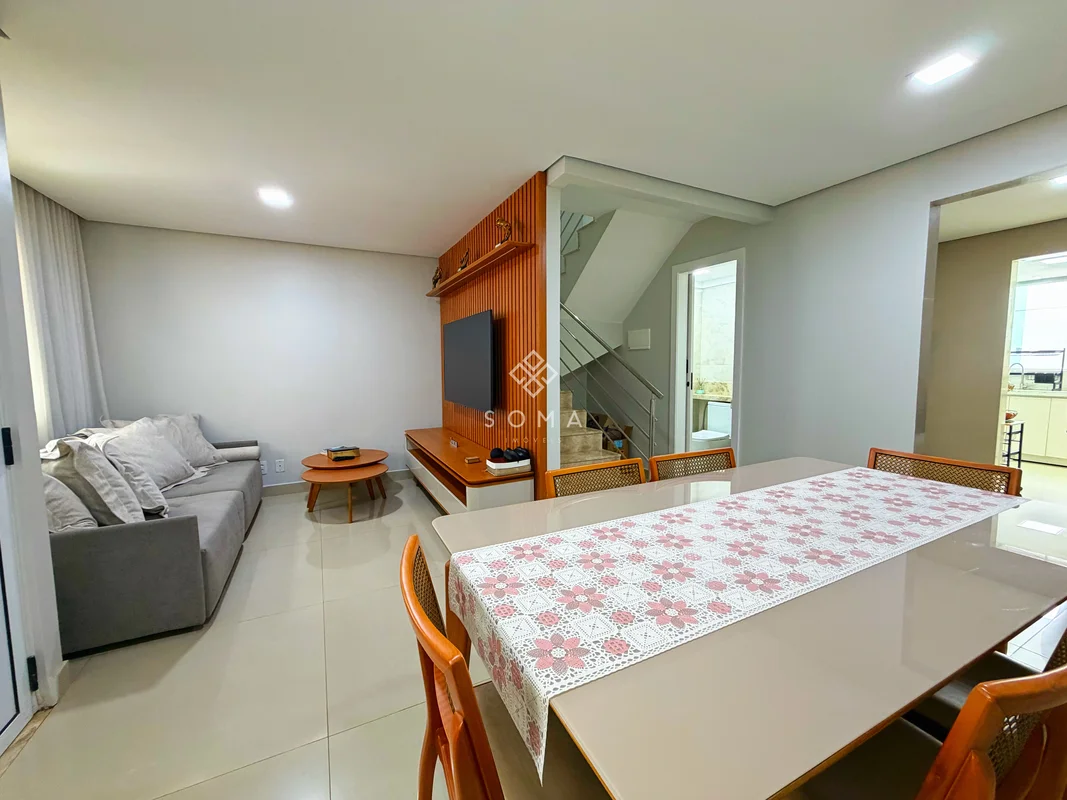 ESPECIFICAÇÕES DA CASA:- Sala ampla para dois ambientes com painel de TV- Sala d...