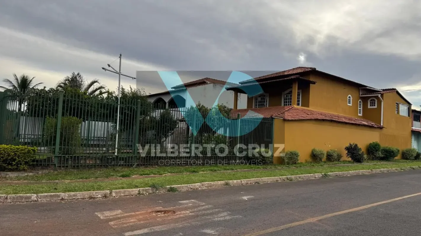 SOBRADO DE ESQUINA COM AMPLA GARAGEM – ESPAÇO, CONFORTO E EXCELENTE DISTRIBUIÇÃO...