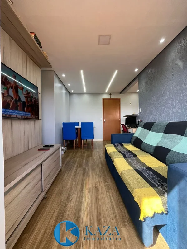 É um apartamento de dois quartos, com armários planejados na cozinha e em um dos...