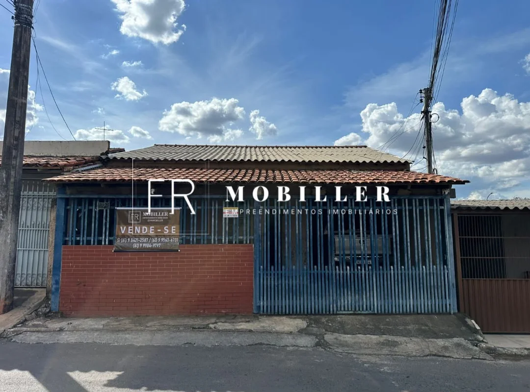 Casa com lote de 150m² na QR 5 conjunto E da Candangolandia.-3 quartos sendo 1 s...