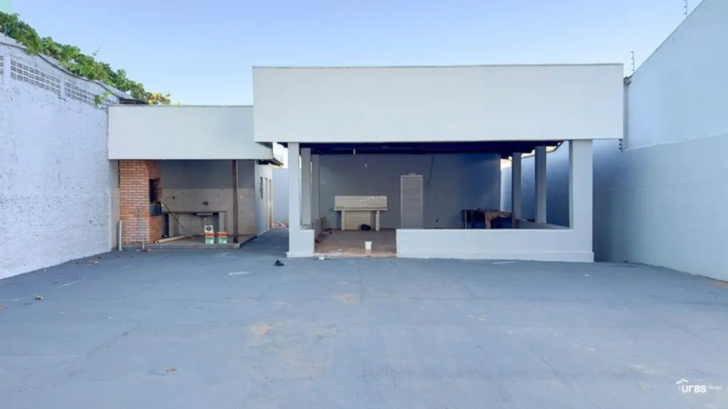 Casa Comercial com aproximadamente 120m². O imóvel possui construção ao fundo co...