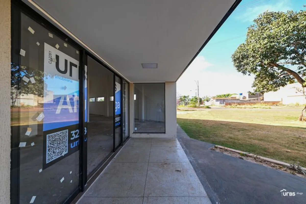 Loja comercial no Open Mall Rosa de Leiria, com 136,09 m² e banheiro privativo. ...