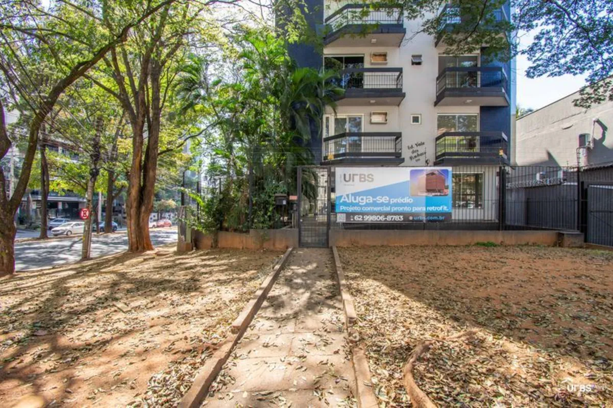 Prédio com 1.642,61 m², disponível para adaptação ao uso comercial, composto por...