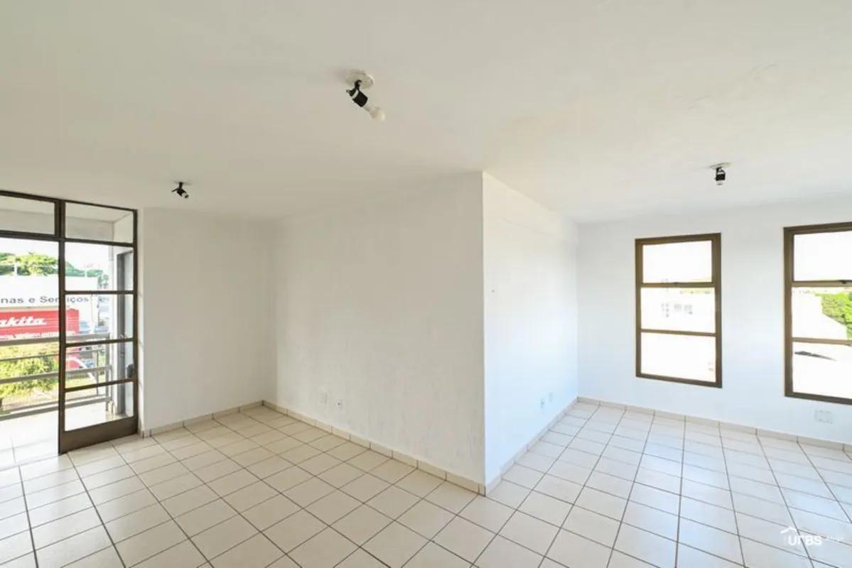 Excelente sala comercial no Setor Aeroporto, localizada na Av. Independência!São...