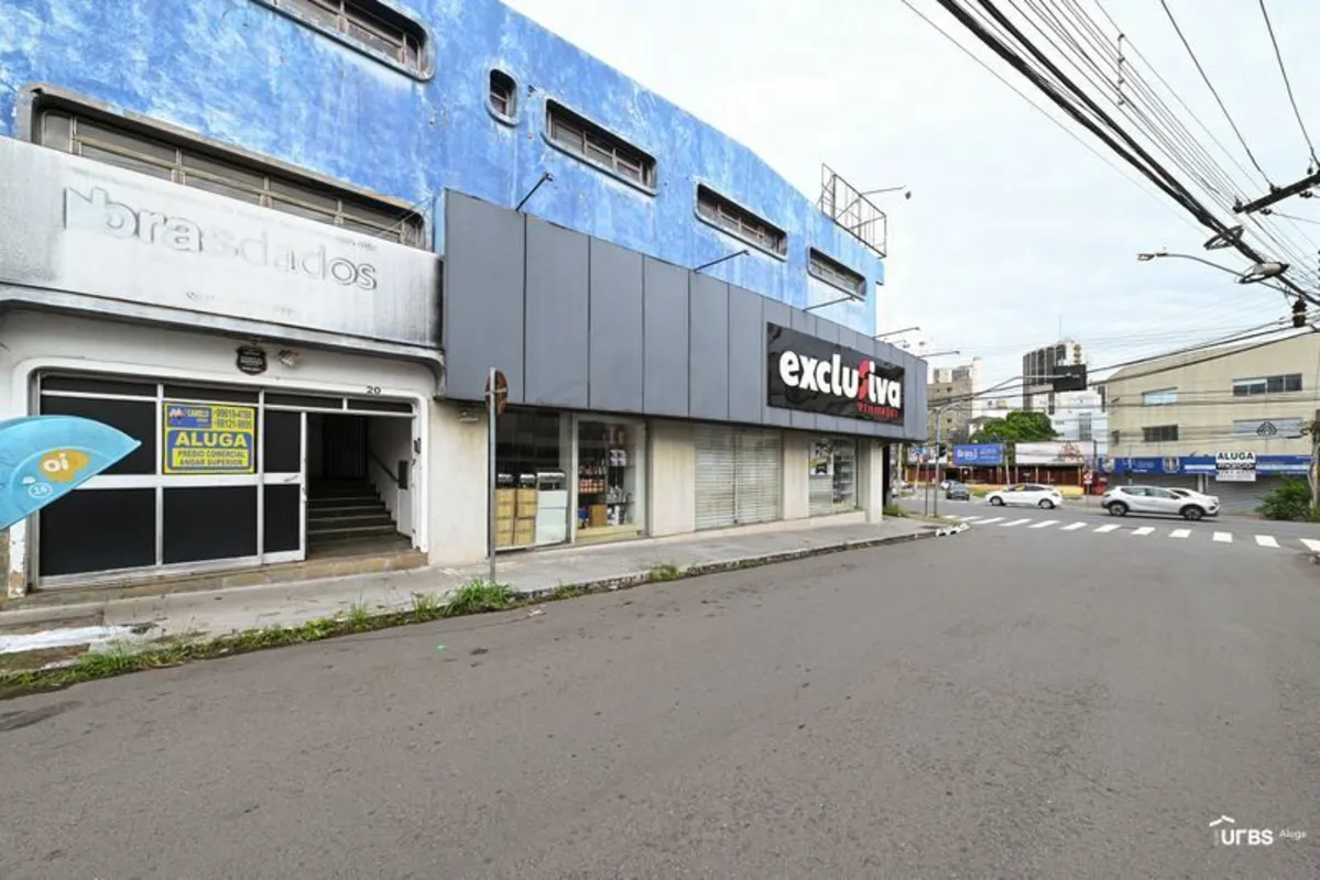 Pavimento comercial, situado na AV. 85.Possui 8 salas amplas com banheiro, recep...