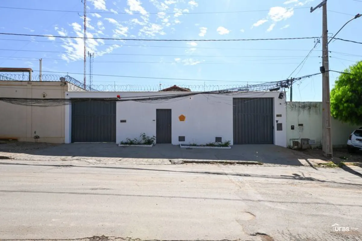 Casa comercial totalmente reformada, localizada no Setor Vila Brasília, em Apare...