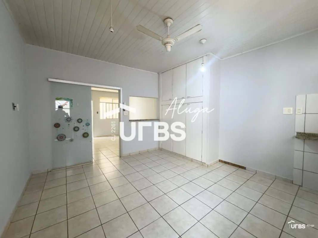Casa Residencial, Setor Sul.Possui 2 quartos amplos com armários (sendo 1 com ar...