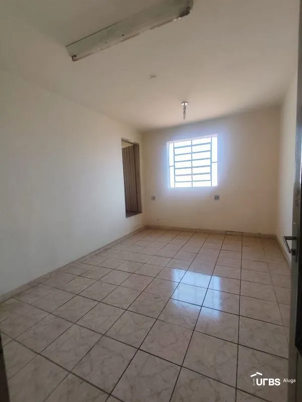 Sala comercial no pavimento superior. No pavimento superior, são 8 salas, sendo ...