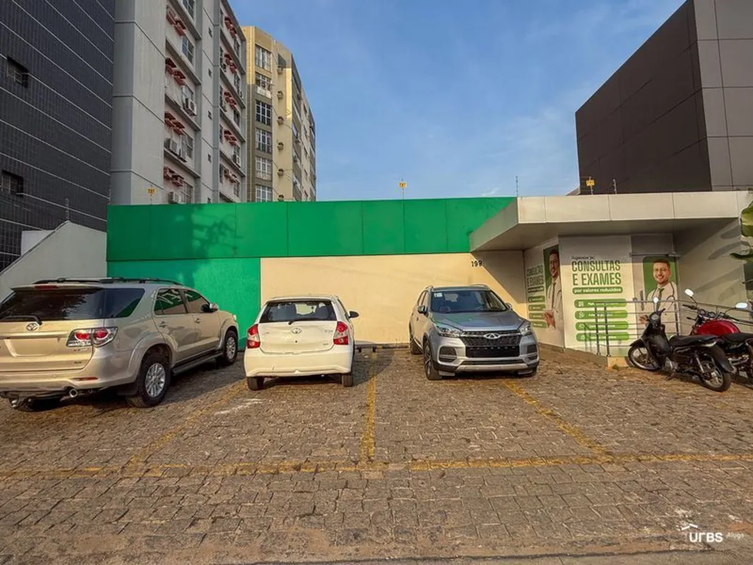 Prédio comercial com ampla recepção. O imóvel dispõe de 6 salas com banheiros pr...