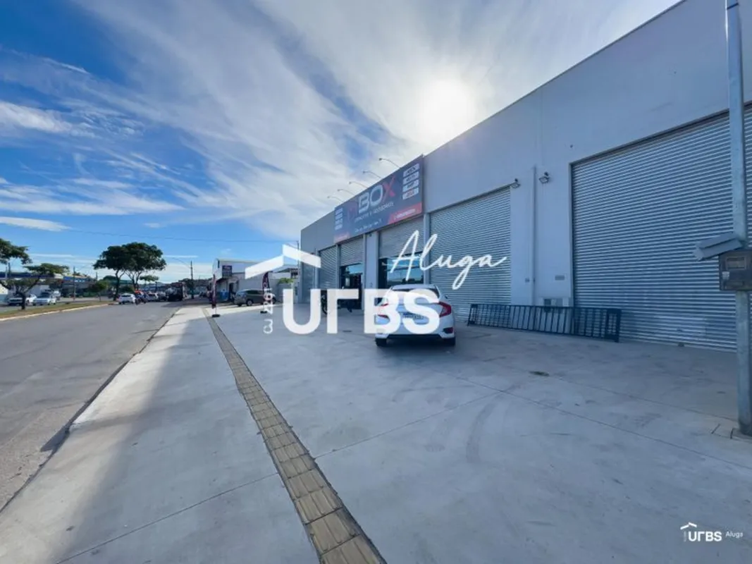Loja comercial com 46 m² em vão livre, localizada na Avenida Pirineus.O imóvel c...
