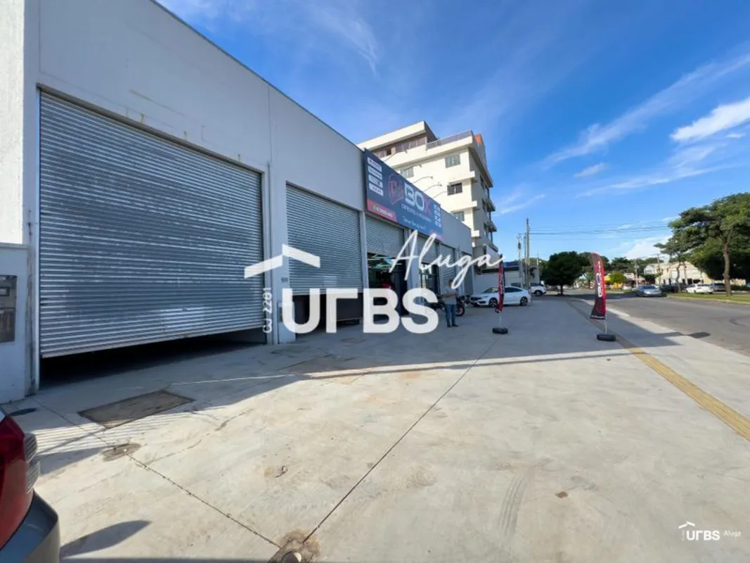 Loja comercial com 57 m² em vão livre, localizada na Avenida Pirineus.O imóvel c...