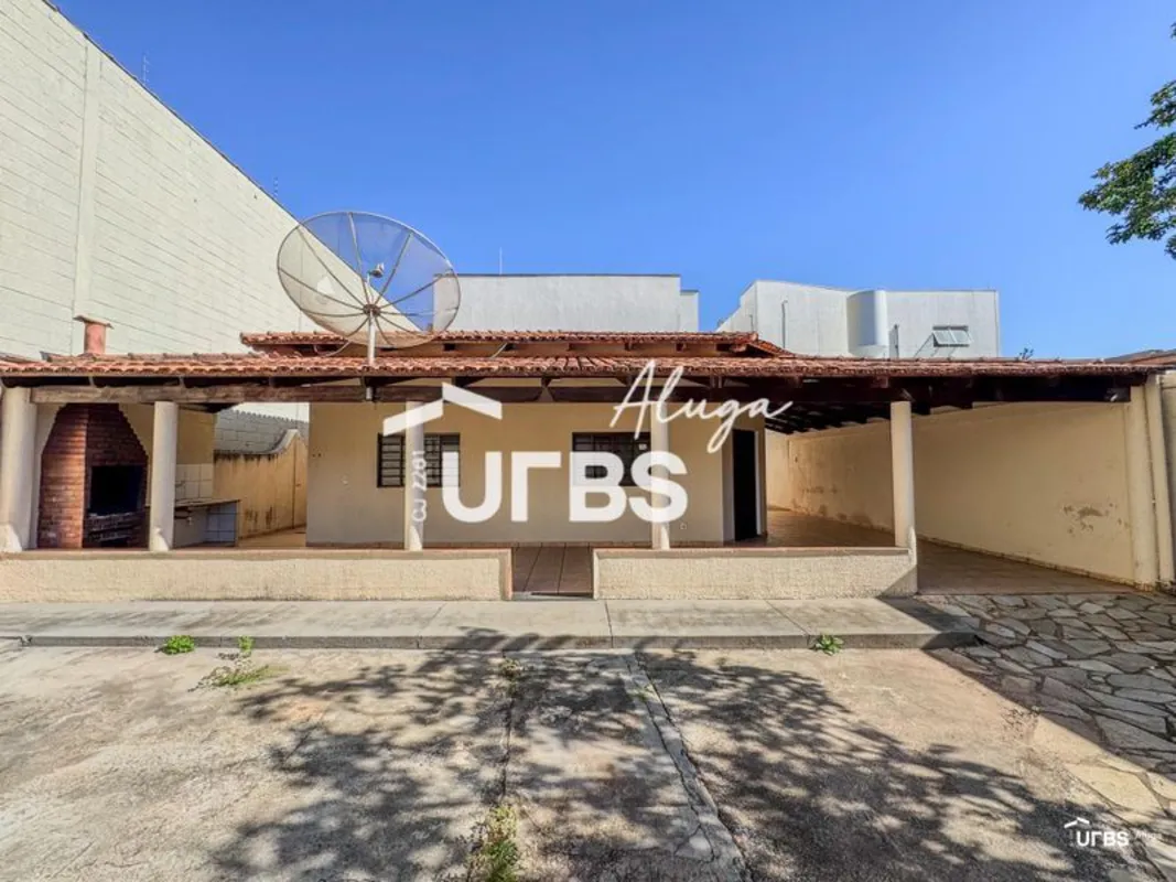 Casa residencial ampla e bem distribuída, localizada no Setor Bairro Rodoviário....