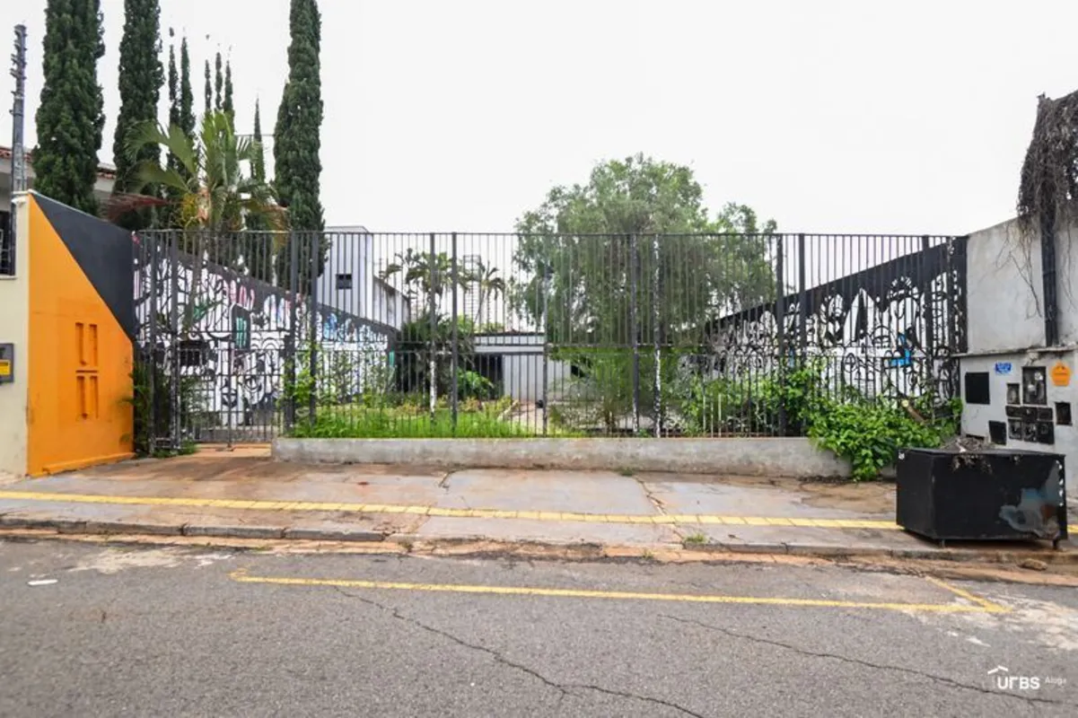 Casa comercial no Setor Sul, R. 126, com recepção, 4 salas, 2 banheiros, cozinha...
