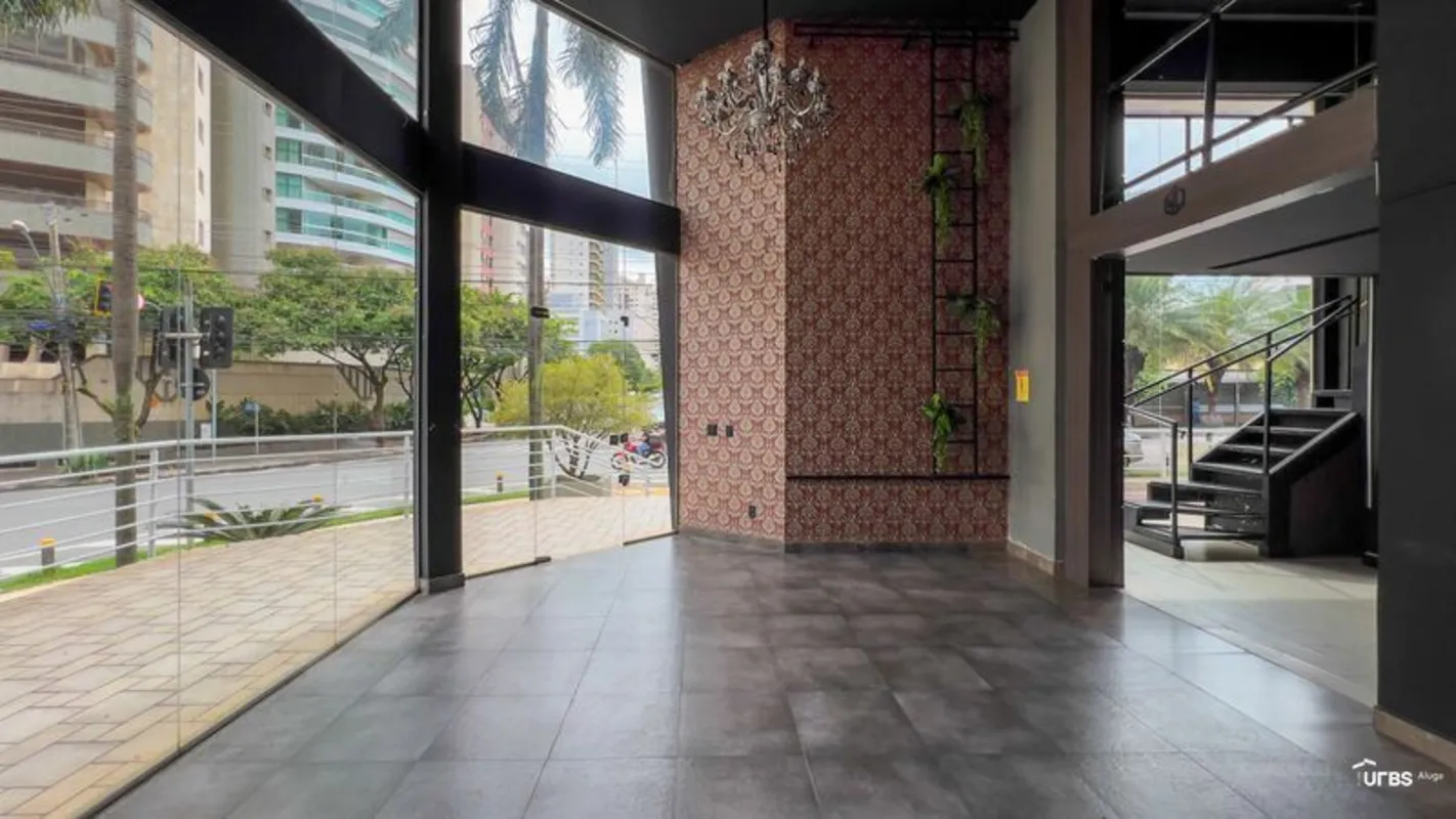 Loja comercial de 120,98m² com mezanino, 2 banheiros sociais. Localização privil...