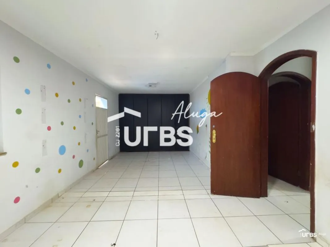 Casa comercial, Setor Marista!São 7 salas, 3 banheiros, cozinha com armários. No...