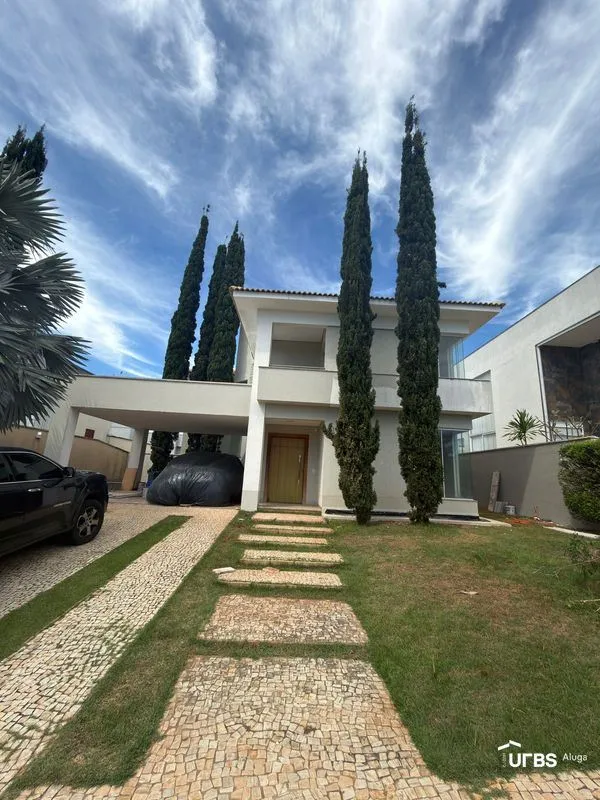 Sobrado localizado no Residencial Alphaville Araguaia!Possui amplos espaços, exc...