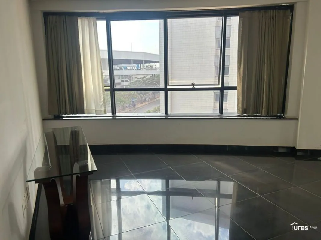 Sala mobiliada, ampla e arejada, com excelente iluminação natural e banheiro pri...